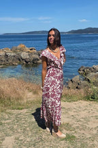 Vestido con volante con flores beige