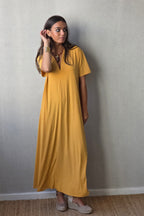 Vestido largo cuello pico m/corta mostaza