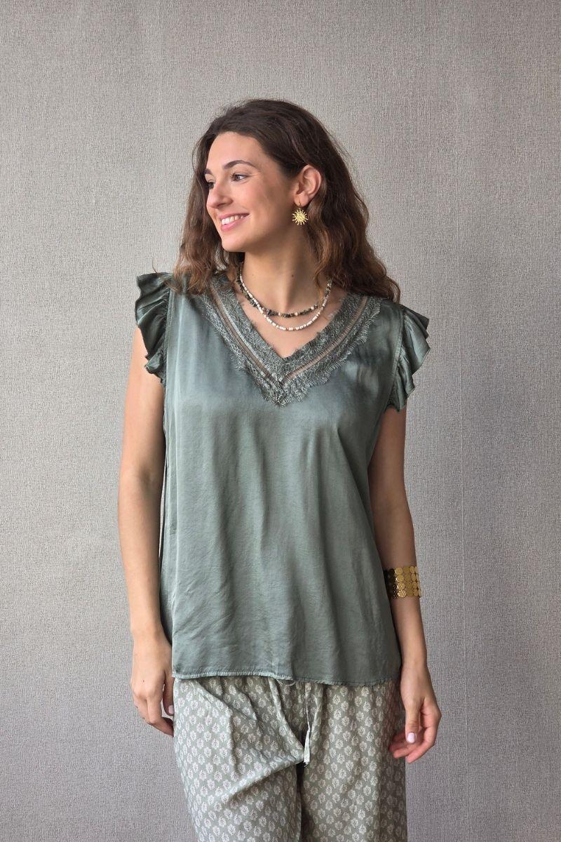 Blusa caqui raso con puntilla y volante en la manga