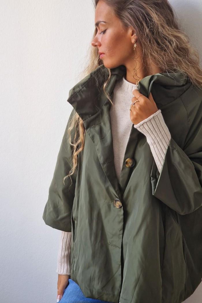 Parka corta tipo chubasquero verde militar