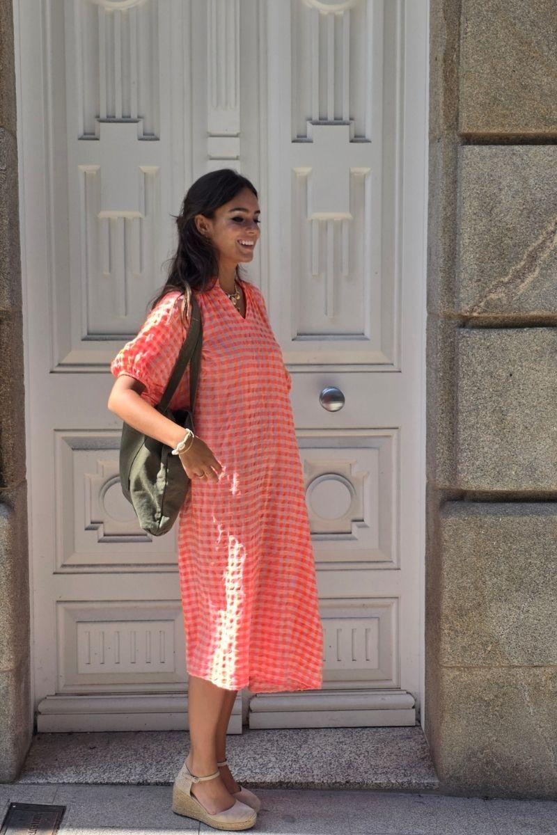 Vestido cuello pico de cuadros naranja flúor
