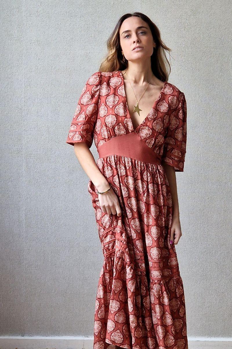 Vestido hoja manga corta y escote estampado caldero