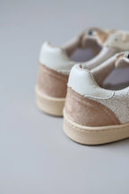 Sneakers blancas con detalles glider dorado