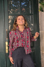 Blusa de flores gris y fresa