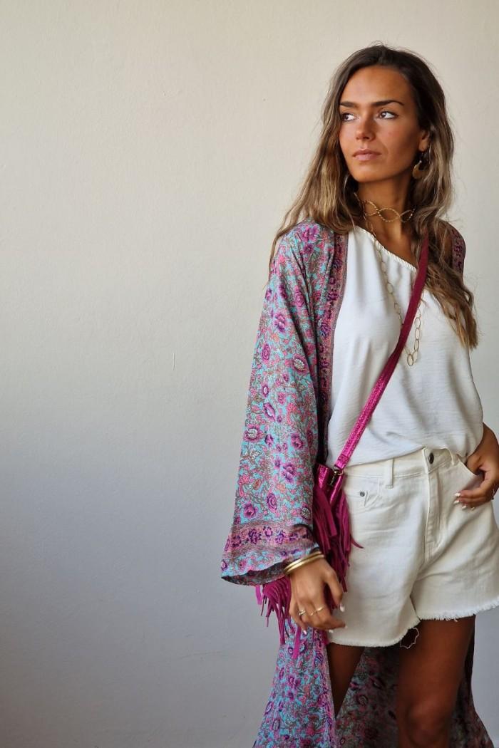Kimono largo estampado con fondo azul y flores rosas