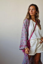 Kimono largo estampado con fondo azul y flores rosas