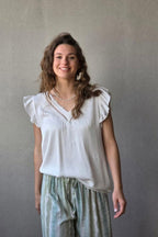 Blusa blanca raso con puntilla y volante en la manga