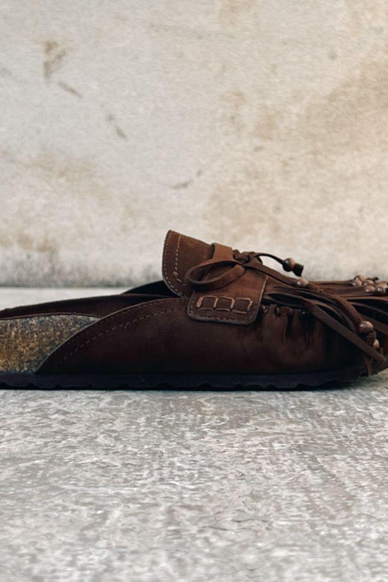 Zueco Plano Ante Chocolate con Flecos - Estilo Boho Chic