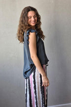 Blusa gris oscuro de raso con puntilla y volante en la manga