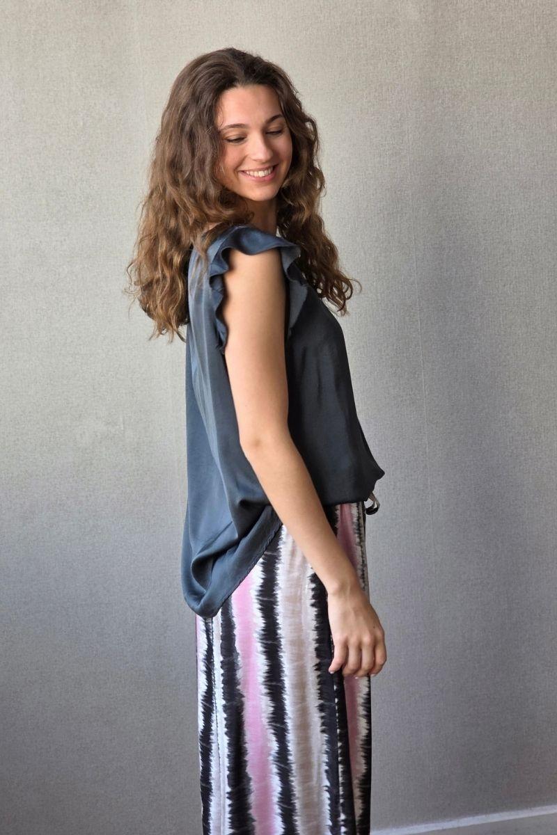 Blusa gris oscuro de raso con puntilla y volante en la manga