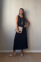 Vestido negro con volantes