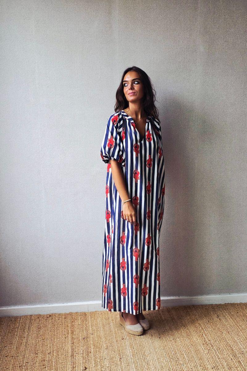 Vestido de rayas y estampado langosta