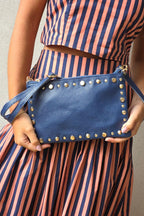 Bolso de piel tipo sobre con tachas azul marino