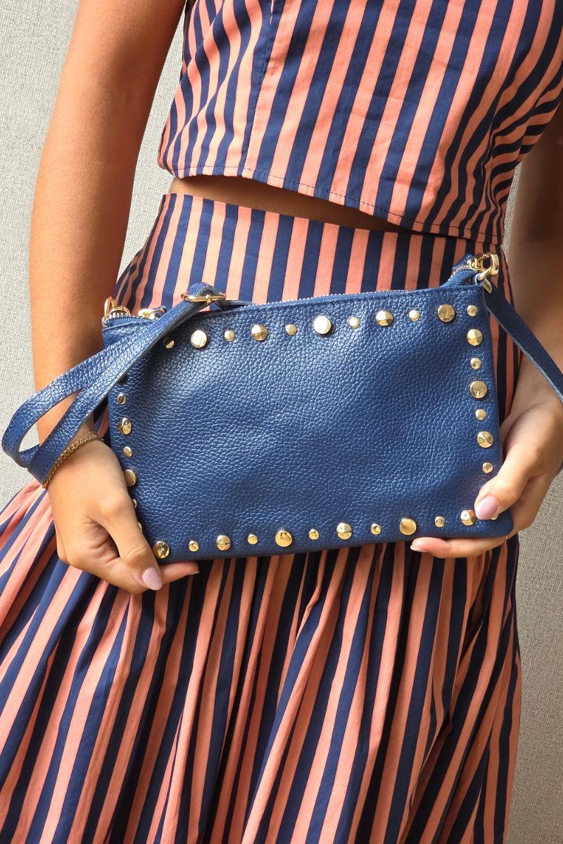 Bolso de piel tipo sobre con tachas azul marino