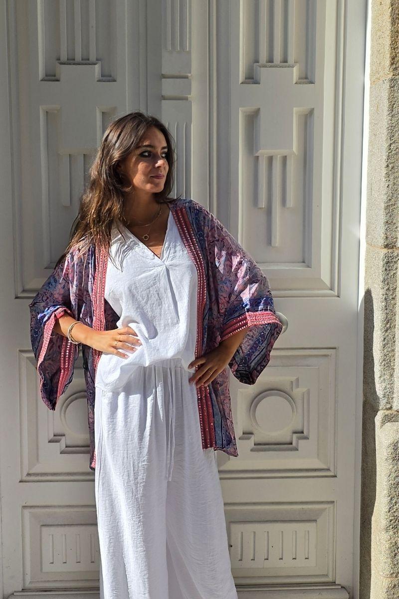 Kimono corto estampado rematado con espejitos rosa y azulón