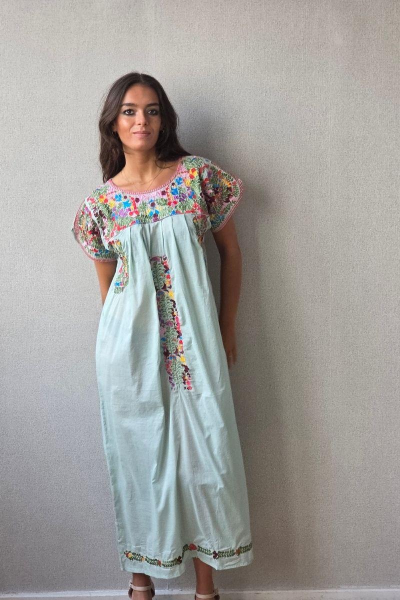 Vestido mexicano bordado a mano salvia