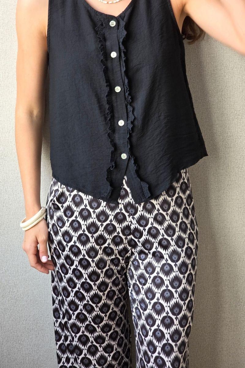 Pantalón estampado fuego con bolsillos negro