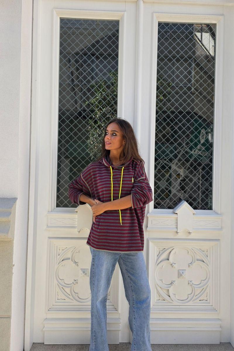 Sudadera con capucha de gris medio
