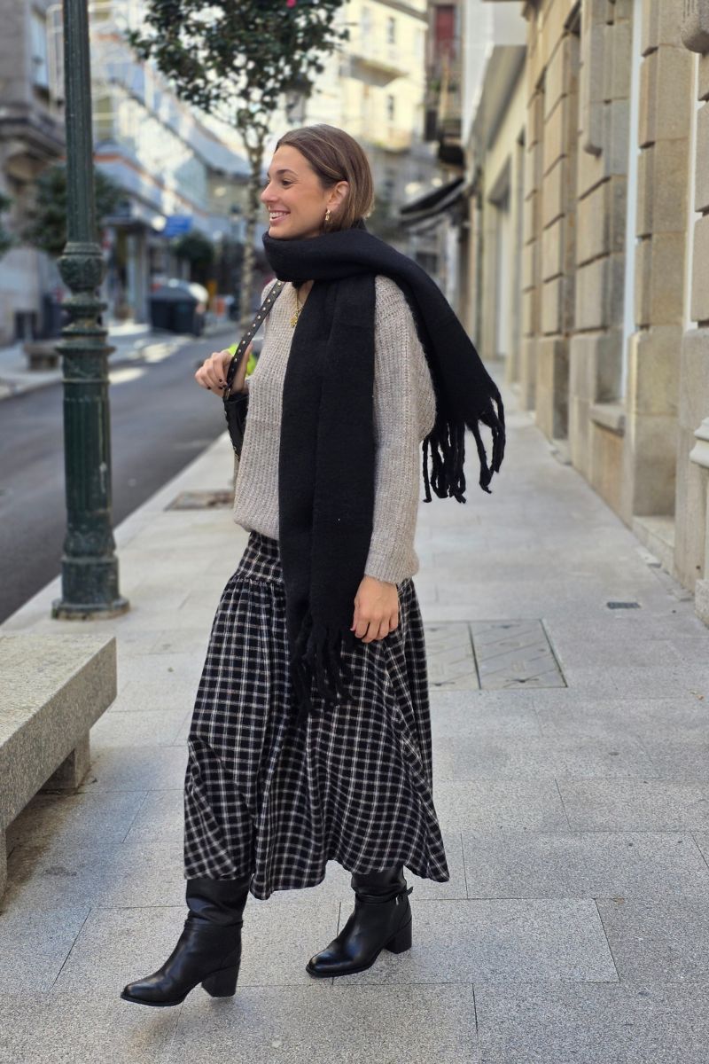 Falda larga de cuadros corte cadera negra