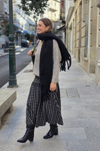 Falda larga de cuadros corte cadera negra