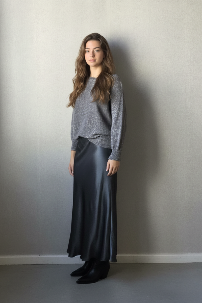 Falda satinada arrugada gris oscuro