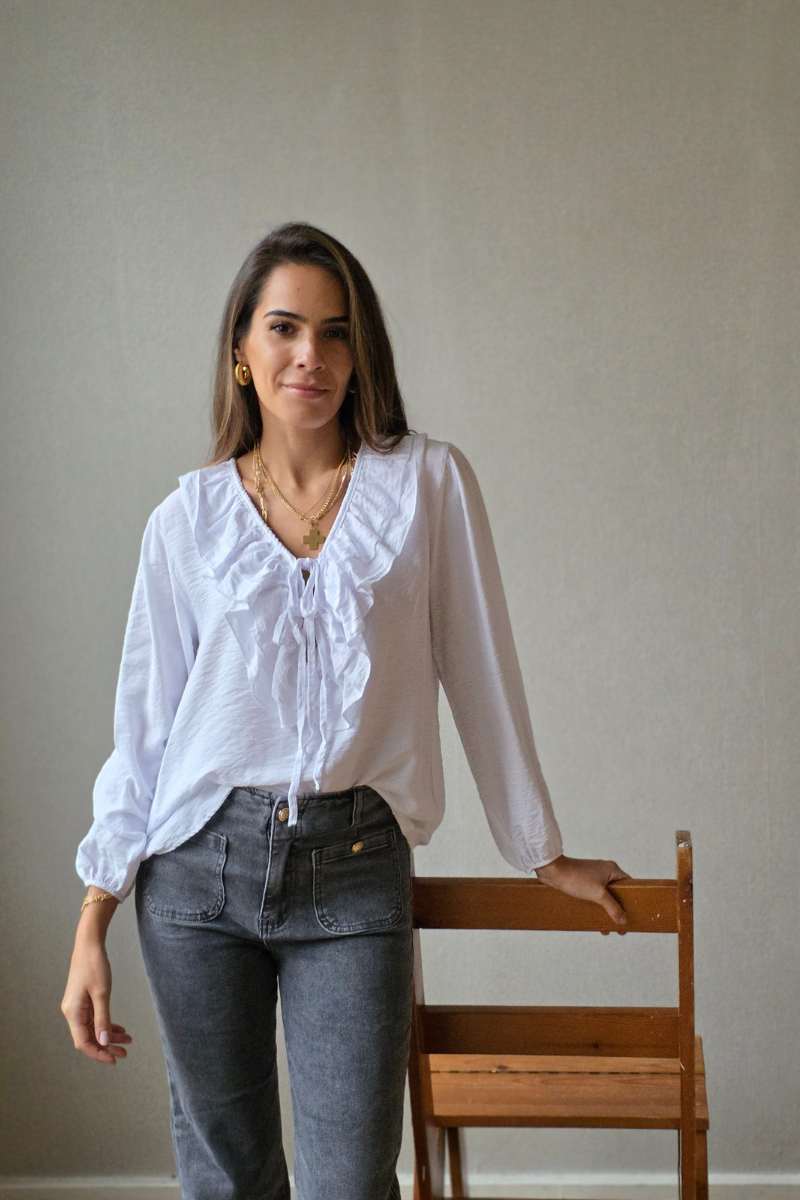 Blusa romántica con volantes blanca