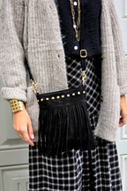 Bolso de ante con fleco y tachuelas negro