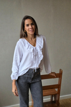 Blusa romántica con volantes blanca