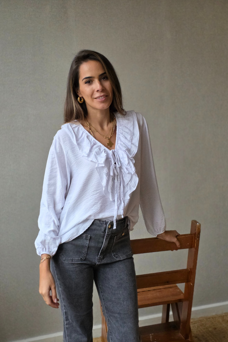 Blusa romántica con volantes blanca