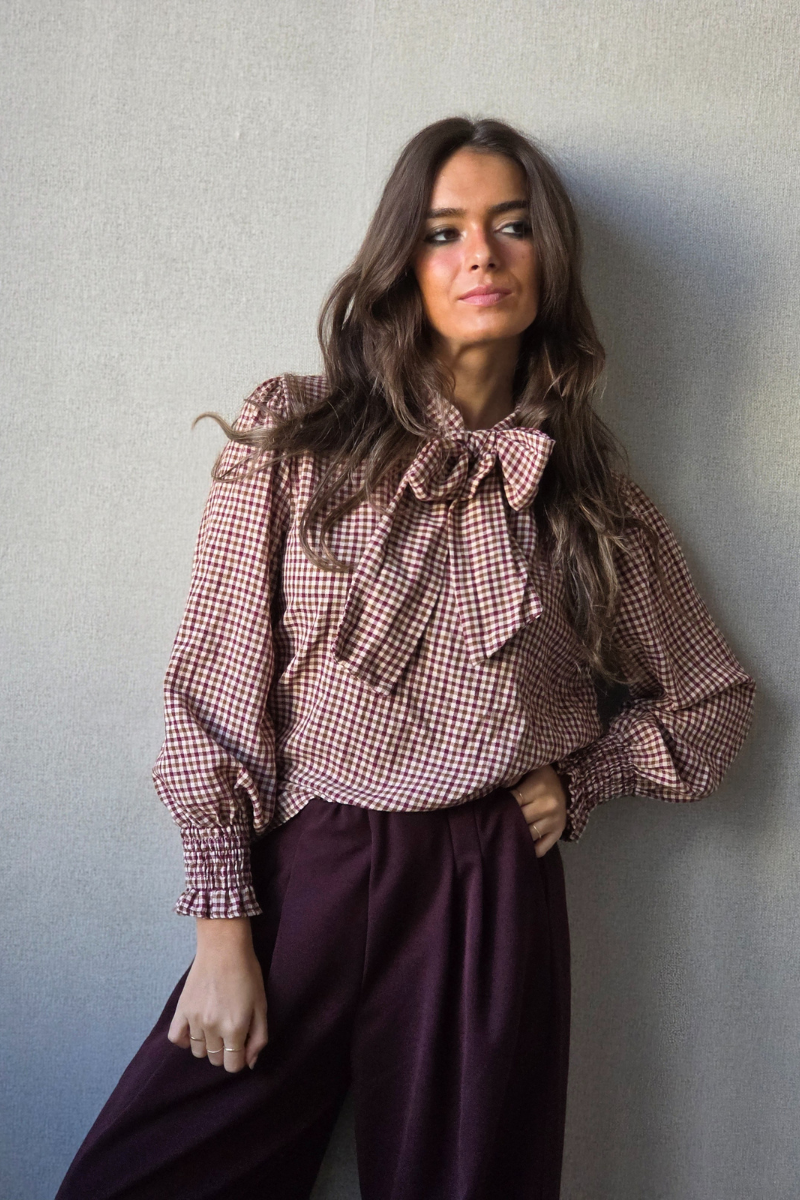 Blusa con lazo de cuadros granate