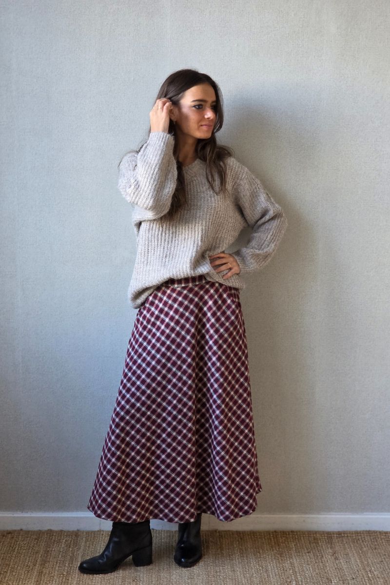 Falda evase de cuadros pequeños granate