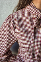 Blusa con lazo de cuadros granate