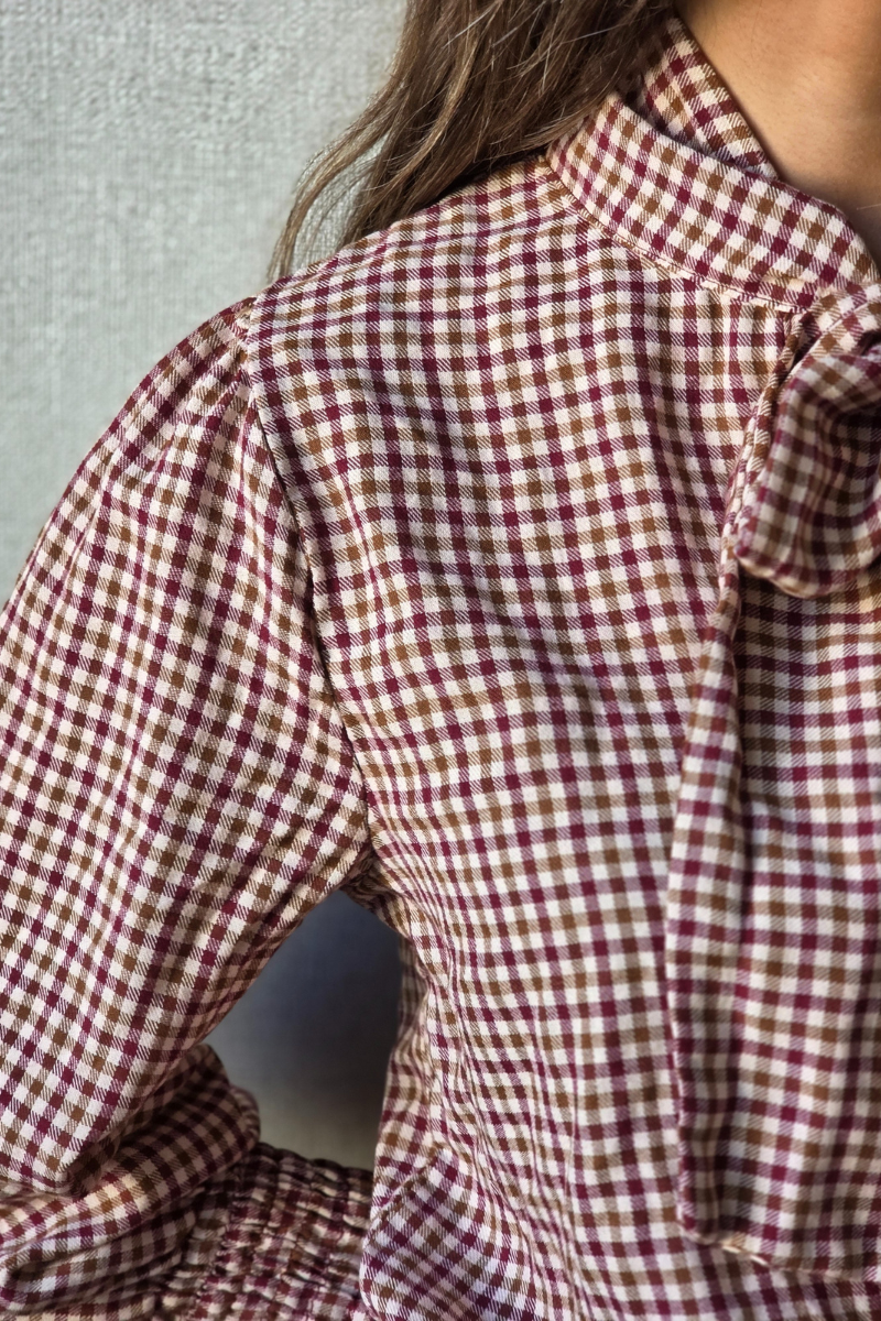Blusa con lazo de cuadros granate