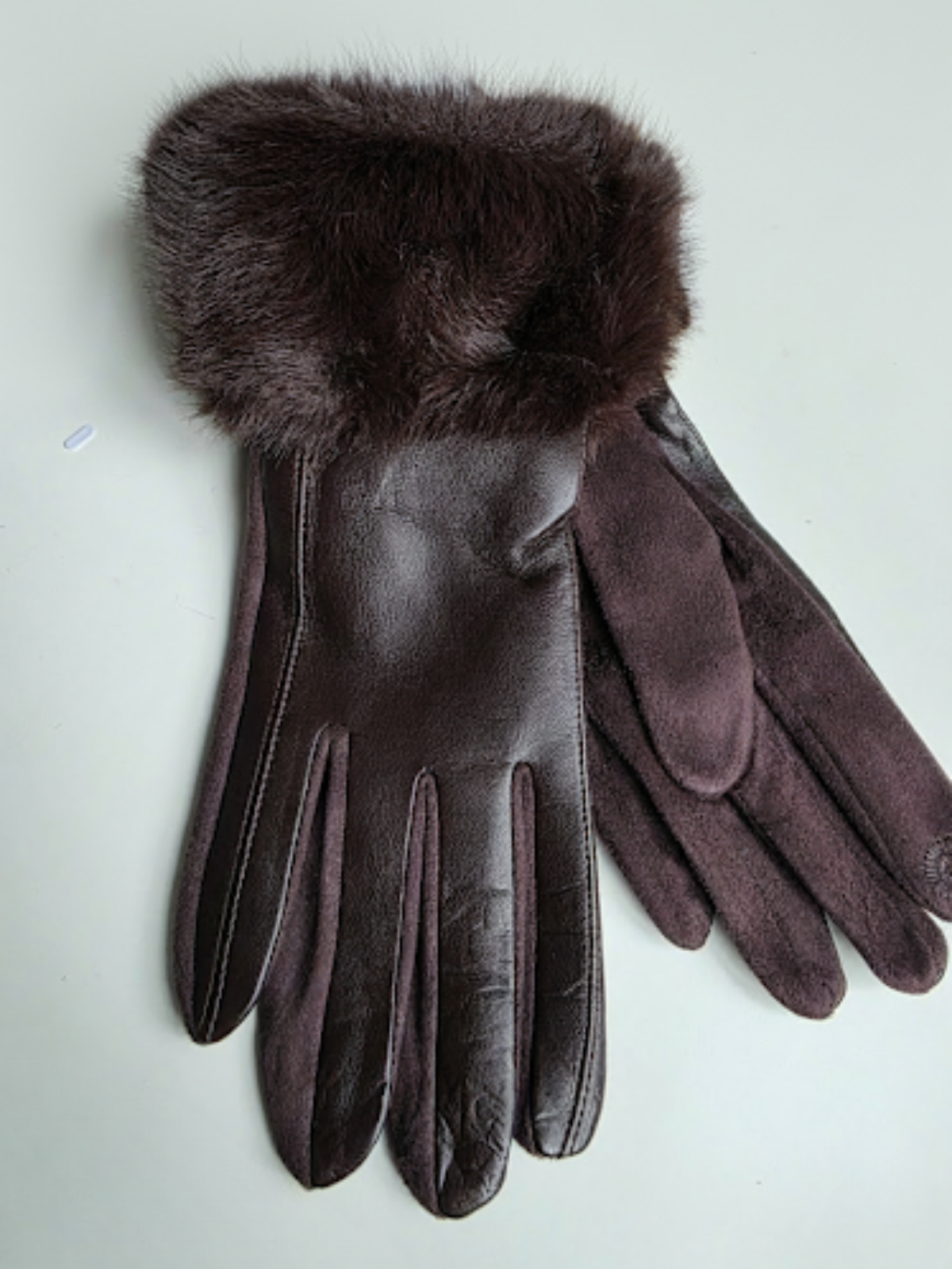 Guantes chocolate  de piel y antelina con pelo