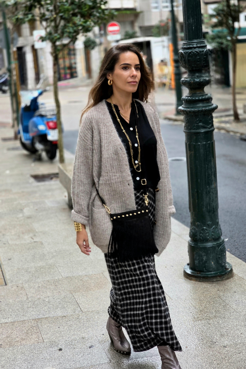 Bolso de ante con fleco y tachuelas negro