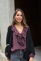 Blusa romántica con volantes berenjena