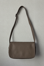 Bolsos con solapa topo