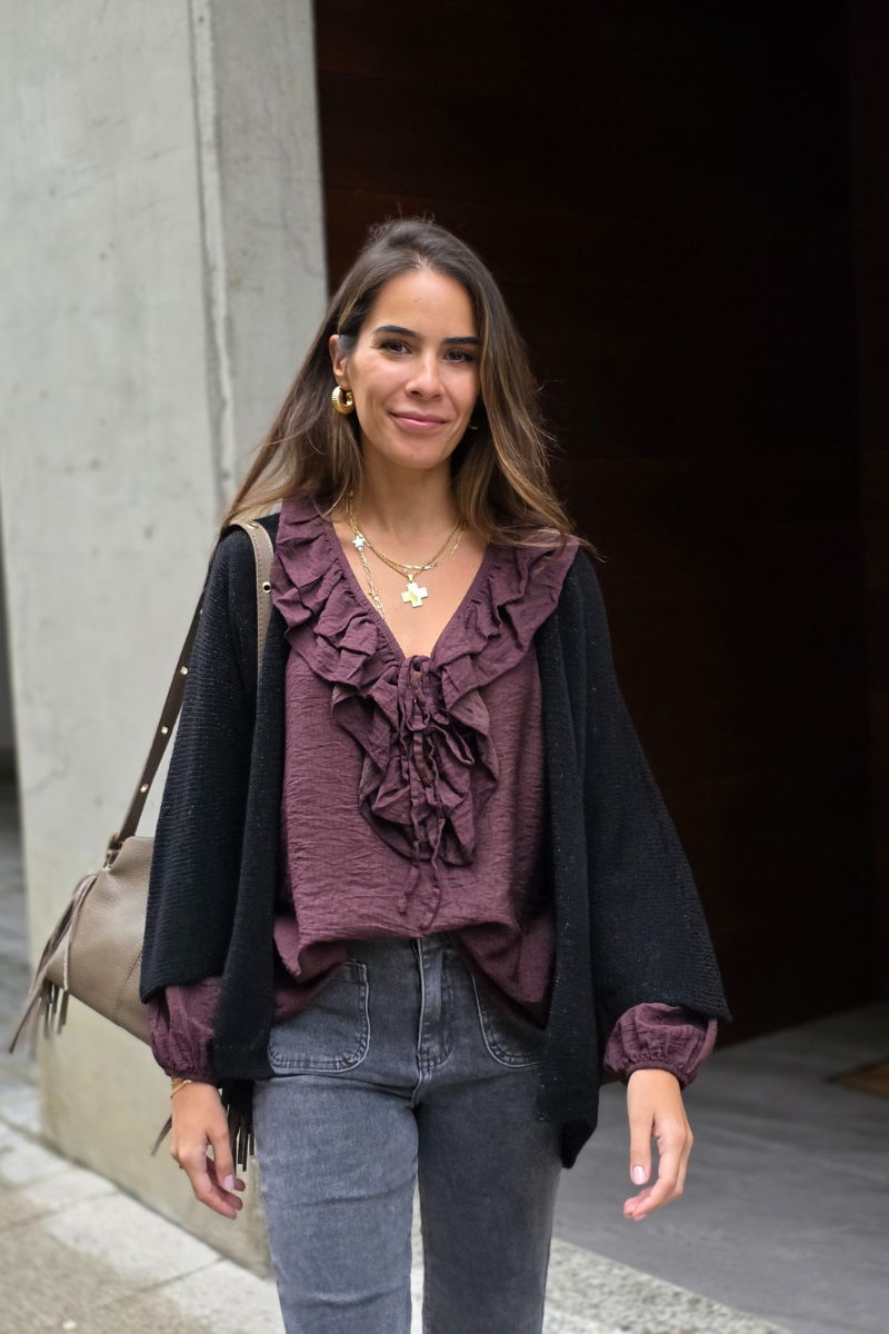 Blusa romántica con volantes berenjena