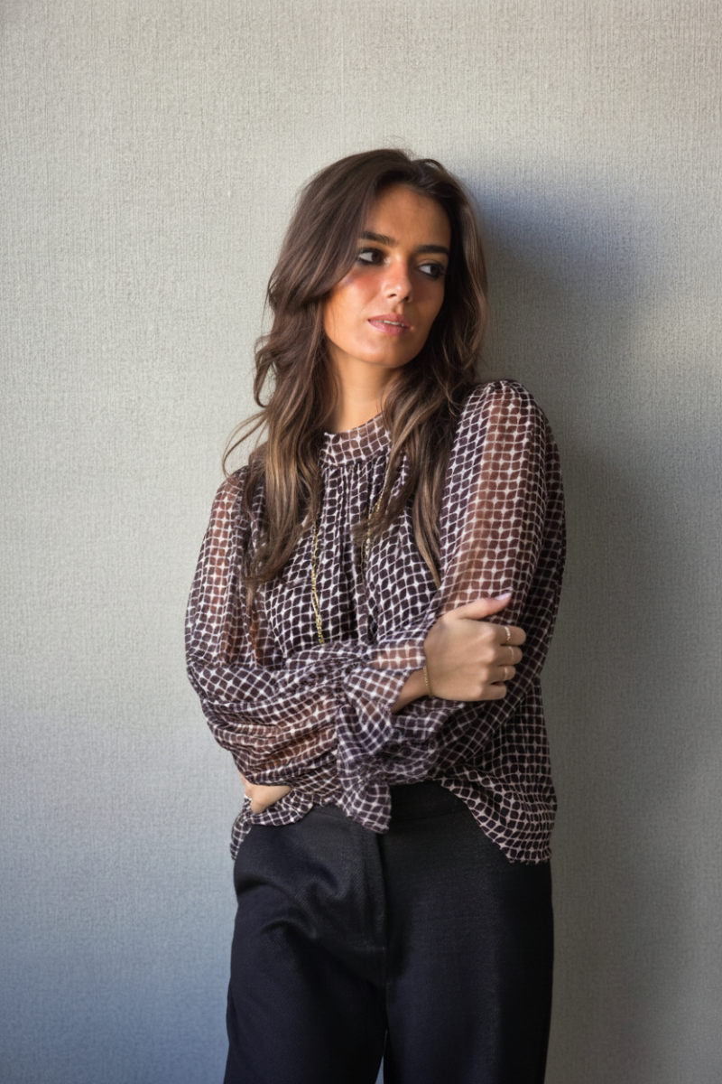 Blusa estampado de rombos marrón chocolate