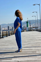 Pantalón bombacho azulón de algodón con lazos y bolsillos. Cintura elástica adaptable. Cómodo, versátil y elegante. Perfecto para el día a día.