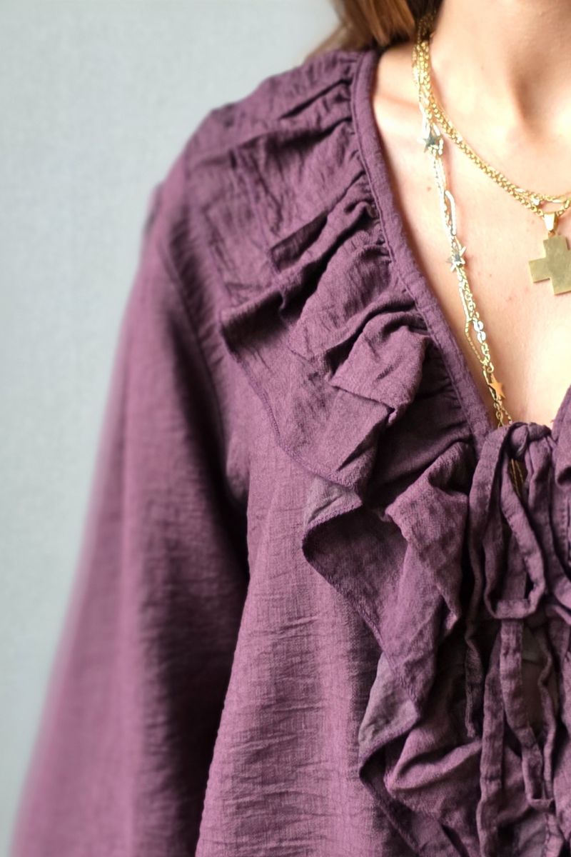 Blusa romántica con volantes berenjena