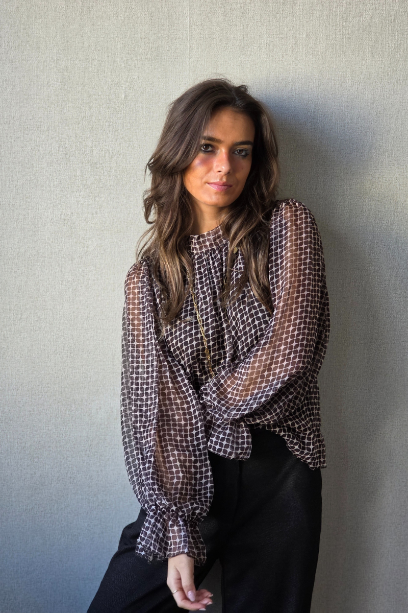 Blusa estampado de rombos marrón chocolate