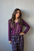 Jersey punto fino cuello pico berenjena