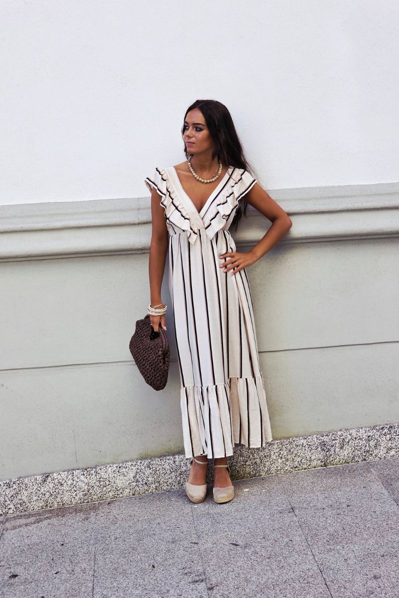 Vestido con volantes y estampado de rayas