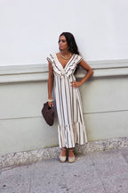 Vestido con volantes y estampado de rayas