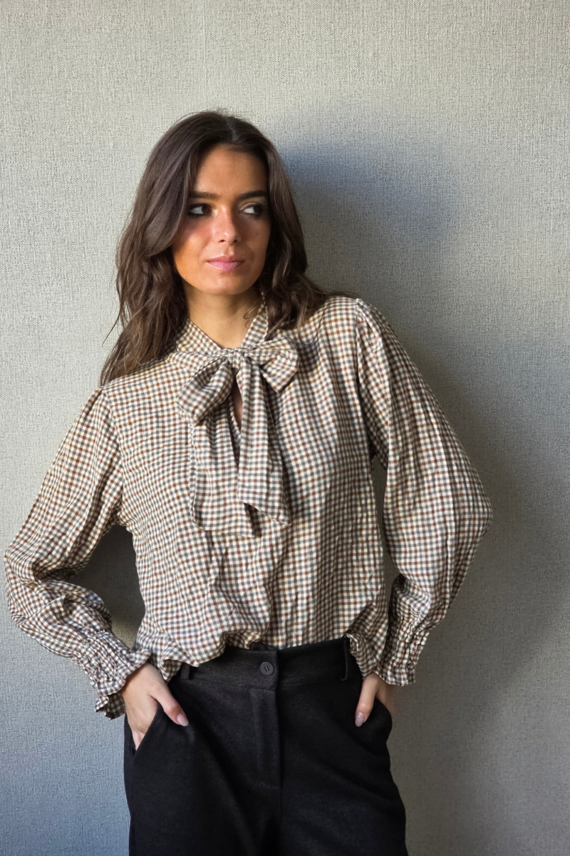 Blusa Cristina con lazo de cuadros gris