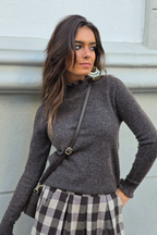 Jersey cuello Perkins con volante marrón