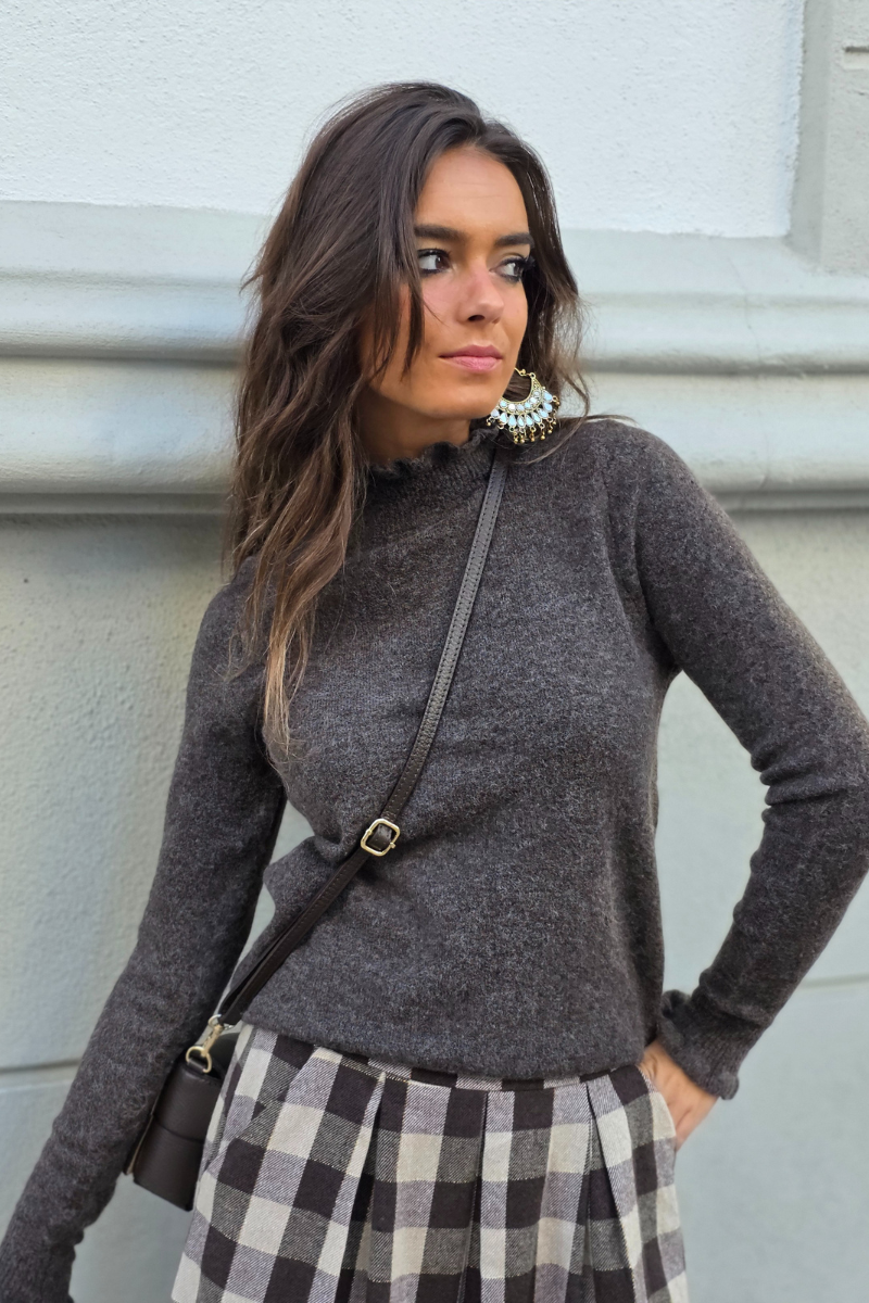 Jersey cuello Perkins con volante marrón