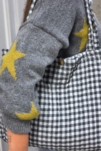 Jersey punto cuello pico gris con estrellas