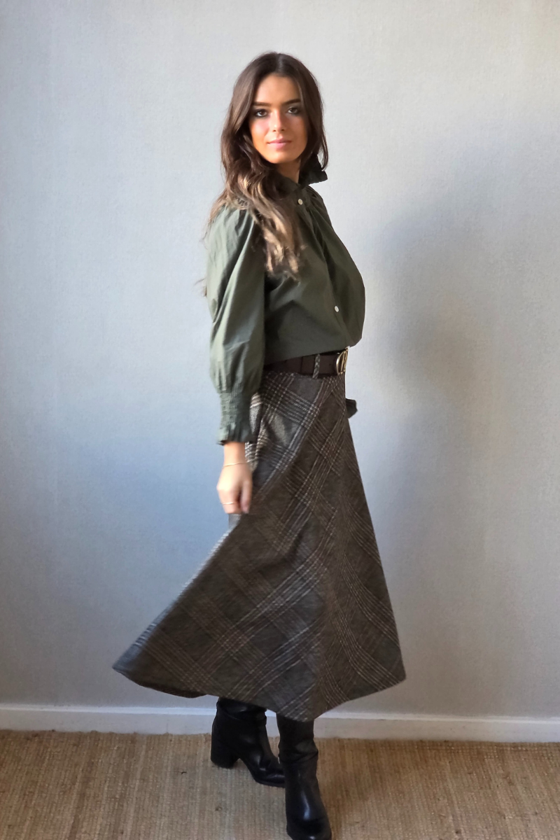 Falda British de cuadros con cinturón verde militar